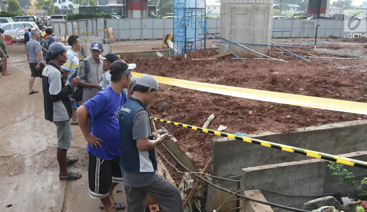 Sejumlah orang melihat lokasi ambruknya tiang girder Tol Bekasi-Cawang-Kampung Melayu (Becakayu) di Kebon Nanas, Jakarta Timur, Selasa (20/2). Sebelumnya, tiang girder Tol Becakayu roboh sekitar pukul 03.40 WIB. (Liputan6.com/Arya Manggala)