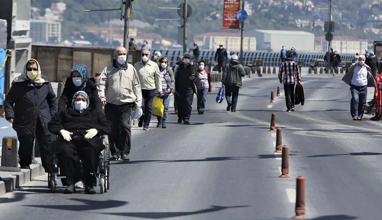 Para lansia jalan-jalan di Istanbul, Turki, Minggu (10/5/2020). Ini merupakan kali pertama para lansia keluar rumah dalam tujuh pekan terakhir setelah Turki menerapkan lockdown untuk mencegah penyebaran virus corona COVID-19. (Xinhua/Osman Orsal)