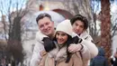 Berlibur ke luar negeri, Maudy Koesnaedi tampil stylish dalam balutan busana khas musim dingin. [Foto: Instagram/ Maudykoesnaedi]
