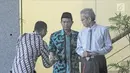 Tersangka Wali Kota Mojokerto Masud Yunus menyalami seseorang usai menjalani pemeriksaan di Gedung KPK, Jakarta, Rabu (7/2). Meski sudah berstatus tersangka, Masud hingga kini belum memakai rompi oranye tahanan KPK. (Liputan6.com/Herman Zakharia)