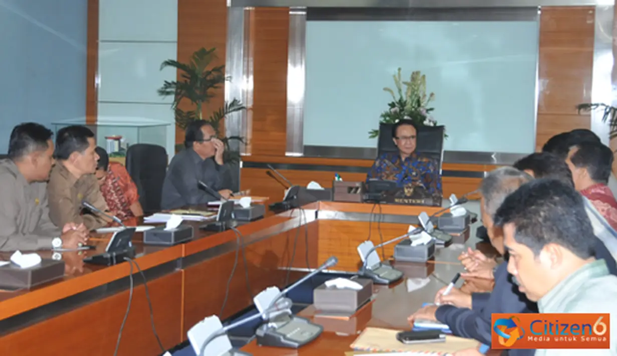 Citizen6, Jakarta: Maksud pertemuan ini dalam rangka menyampaikan masalah nelayan Sibolga yang menggunakan alat tangkap pukat cincin, mengharapkan untuk dapat meninjau kembali Peraturan Menteri no 02 tahun 2011. (Pengirim: Efrimal Bahri)