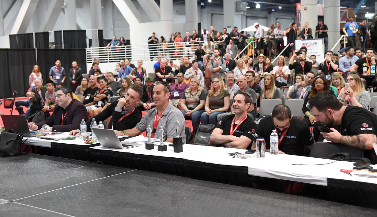 Sejumlah penonton menyaksikan kompetisi Shake It Up Flair Competition pada hari kedua dari Nightclub & Bar Convention and Trade Show tahunan ke-34 di Las Vegas, Nevada (26/3). (AFP Photo/Ethan Miller)