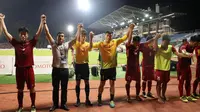 Ho Tuan Tai (27) tertunduk saat memberi penghormatan pada suporter Vietnam di Stadion Selayang, Selangor (22/8//2017). (Bola.com/Dok. VFF)