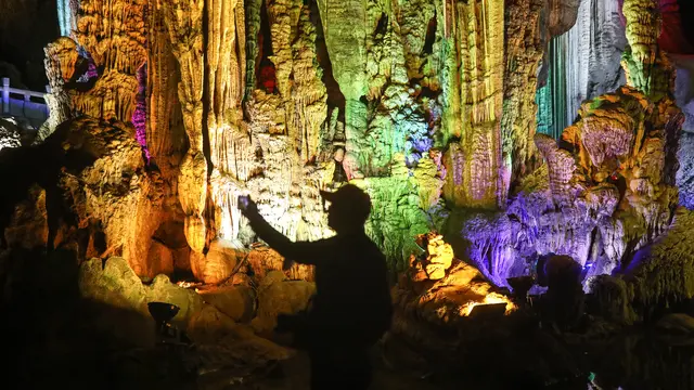 Menyusuri Gua Warna-warni Yinziyan di China