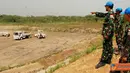 Citizen6, Kongo: Zeni TNI dipimpin Pasiops Kapten Czi Rahadian Firmansyah, dengan mengerahkan alat berat berupa satu unit Grader untuk membersihkan rumput dan meratakan tanah. (Pengirim: Badarudin Bakri) 
