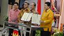 Husni Kamil (kanan) bersama Mohammad Nasir (kedua kanan) memperlihatkan nota kesepahaman di Kantor KPU, Jakarta, Kamis (30/7/2015). Penandatangan terkait kerjasama verifikasi ijazah dalam rangka Pilkada serentak. (Liputan6.com/Faizal Fanani)