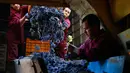 Pekerja memilah buah anggur yang baru dipanen untuk dibersihkan dan difermentasi menjadi arak di pabrik Doumaine de Tourelles, Kota Chtaura, Lebanon timur, 8 September 2018. (AP Photo/Hussein Malla)