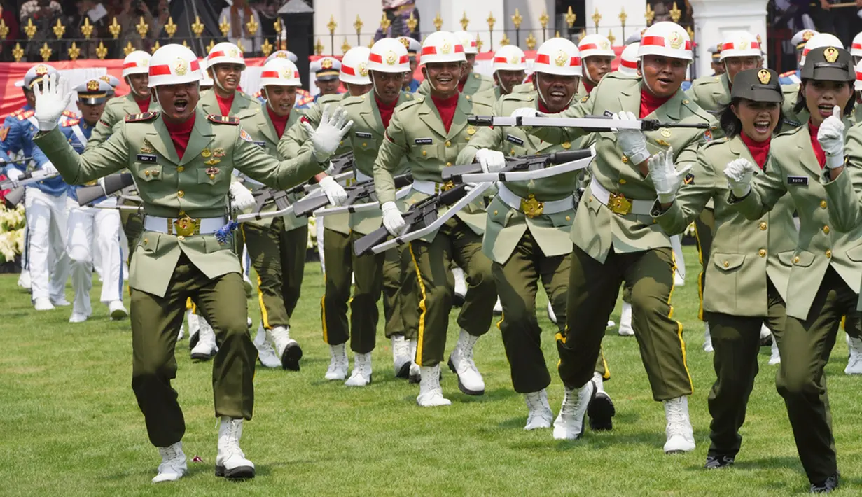 Komandan Upacara Peringatan Detik-Detik Proklamasi Kemerdekaan Republik Indonesia yakni Kolonel Arm Joko Setiyo Kurniawan. Saat ini, ia menjabat sebagai Danmen Armed 2/PY/2 Kostrad. (AP Photo/Achmad Ibrahim)
