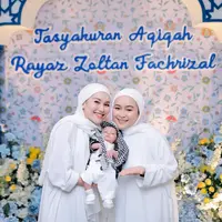 Ayu Ting Ting membagikan potretnya saat menghadiri tasyakuran aqiqah anak kedua sang adik, Syifa. [@ayutingting92]