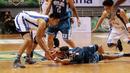 Pemain Satria Muda, Christian Sitepu (kiri) merebut bola dari pemain Pelita Jaya, Faisal yang terjatuh pada gim kedua final IBL 2017 di di Britama Arena, Kelapa Gading, Sabtu (6/52017). Satria Muda menang 83-63. (Bola.com/Nicklas Hanoatubun)