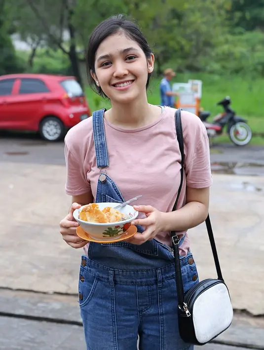 Menjalani syuting sinetron yang tengah kejar tayang, banyak waktu dihabiskan di lokasi syuting. Begitu juga dengan Cut Syifa saat di lokasi syuting. Beberapa hal dilakukan untuk menghindari kebosanan. (Bambang E. Ros/Bintang.com)