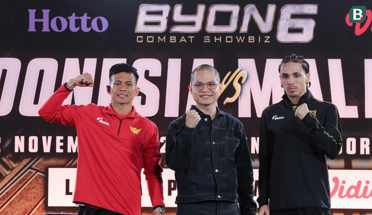 Petarung Indonesia, Ronal Siahaan bersama petarung Malaysia, Putra Abdullah, foto bersama saat jumpa pers Byon Combat Showbiz Vol. 6: Indonesia vs Malaysia II di Tennis Indoor Senayan, Jakarta, Jumat (21/11/2025). (Bola.com/M Iqbal Ichsan)
