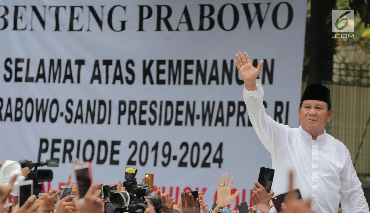 Capres nomor urut 02 Prabowo Subianto tiba di rumah kemenangan kediamannya di Jalan Kertanegara, Kebayoran Baru, Jakarta, Jumat (19/4). Kedatangan Prabowo disambut ribuan pendukungnya yang telah menunggu di Kartanegara dari pagi. (Liputan6.com/Faizal Fanani)