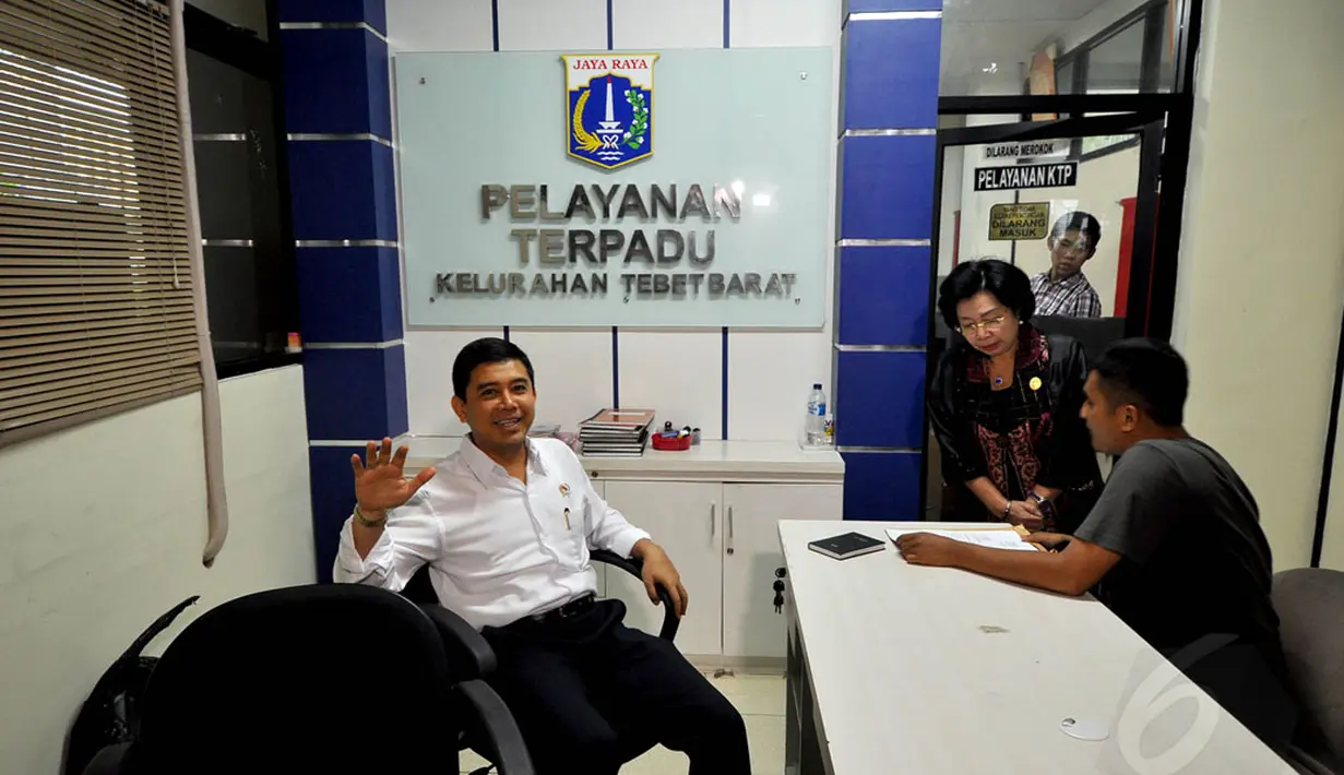 Men PAN-RB, Yuddy Chrisnandi melakukan sidak di beberapa kantor pelayanan publik, Jakarta, Jumat (2/1/2015). Tampak Men PAN-RB, Yuddy Chrisnandi (kiri) saat melakukan sidak ke kantor Kelurahan Tebet Barat Jakarta. (Liputan6.com/Miftahul Hayat)