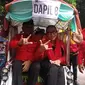 Ketua  DPC Partai Demokrasi Indonesia Perjuangan Banyuwangi I Made Cahya Negara (Kanan) Daftar Bacaleg  naik becak ke KPU setempat (Hermawan Arifianto/Liputan6.com)