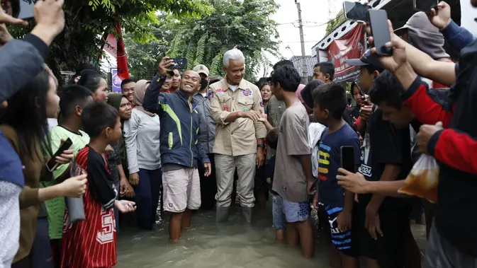 <p>Ganjar Pranowo menemui korban banjir bandang Grobogan, Jawa Tengah. (Foto: TPN Ganjar Pranowo-Mahfud Md)</p>