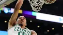 Pebasket, Boston Celtics, Jayson Tatum, melakukan dunk saat melawan Indiana Pacers, pada laga NBA di TD Garden, Boston, Kamis (10/1). Celtics berhasil menang 135-108 atas Pacers. (AP/Maddie Meyer)