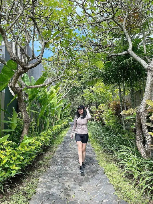 "Aku dulu pernah berprinsip, 'ya udah lah mungkin aku mendapatkan perilaku yang kasar dari suami, aku sabar-sabar' dengan berharap mungkin kalau misalnya dia sudah mau marah, aku coba untuk menjauh atau bagaimana. Yang penting dia setia," kata Nindy. (Instagram/nindyparasadyharsono)