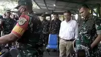 Aryanto Misel (kemeja putih) bersama Pangdam III/Siliwangi Mayjen Kunto Arief Wibowo mengecek motor Babinsa bermesin Nikuba. (Dok. Kodam III/Siliwangi)