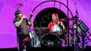 Anthony Kiedis (kiri) dan Chad Smith dari Red Hot Chili Peppers tampil pada festival musik Louder Than Life di Kentucky Exposition Center, Louisville, Kentucky, Amerika Serikat, 25 September 2022. (Photo by Amy Harris/Invision/AP)