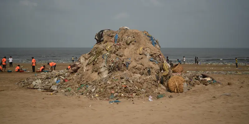Menjijikkan, Begini Kotornya Pantai di Mumbai yang Dipenuhi Sampah