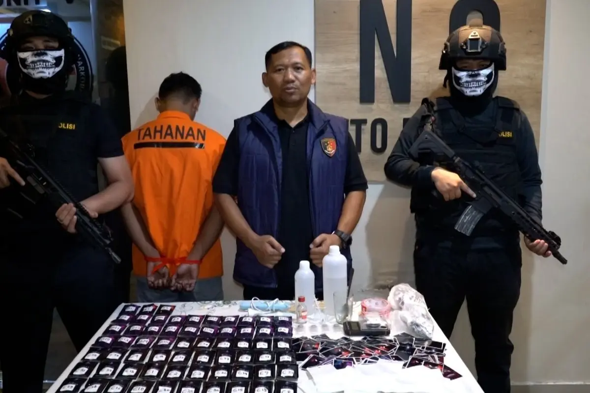 Polisi mengungkap peredaran narkoba yang dikemas dalam bentuk cartridge vape di Babelan, Kabupaten Bekasi.