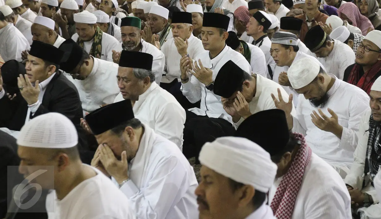 Calon Gubernur DKI Jakarta Agus Yudhoyono, mantan Menko Perekonomian Hatta Rajasa dan mantan Mendikbub M Nuh saat mengikuti zikir bersama Peserta aksi 112 di Masjid Istiqlal, Jakarta, Sabtu (11/2). (Liputan6.com/Herman Zakharia)