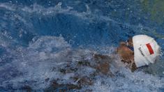 Perenang Indonesia, Siman Sudartawa, meraih emas nomor 50 meter gaya punggung pada SEA Games di National Aquatic, Kuala Lumpur, Senin (21/8/2017). Siman memecahkan rekor SEA Games dengan waktu 25,20 detik. (Bola.com/Vitalis Yogi Trisna)