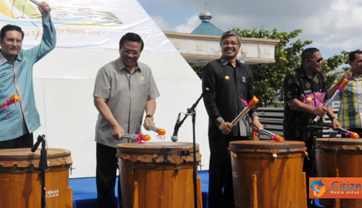 Citizen6, Sulawesi Tenggara: Menko Kesra Agung Laksono didampingi MKP Fadel Muhammad, Gubernur Sultra Nur Alam dan Bupati Wakatobi menggelar Launching Sail Wakatobi, Sabtu (16/7). (Pengirim: Efrimal Bahri)