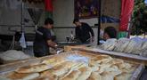 Seorang pembuat roti Mesir membuat Qatayef, pancake tradisional yang dibuat selama bulan puasa suci Ramadan, di tokonya, Kairo, Mesir, pada Kamis 12 Maret 2026. (Khaled DESOUKI/AFP)