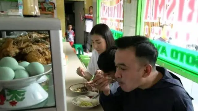 6 Momen Artis Difoto Diam-Diam Saat Makan di Warteg, Penampilannya Jadi Sorotan