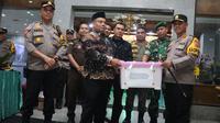 Penyerahan hasil pleno rekapitulasi suara Pilkada Rohul untuk dibawa ke KPU Riau. (Liputan6.com/M Syukur)