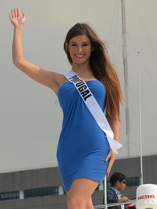 Kontestan asal Portugal, Flavia Brito berpose saat sesi pemotretan di atas kapal pesiar saat bertamasya ke sebuah resor wisata pantai di Manila, Filipina (19/1). (AFP Photo/Ted Aljibe)