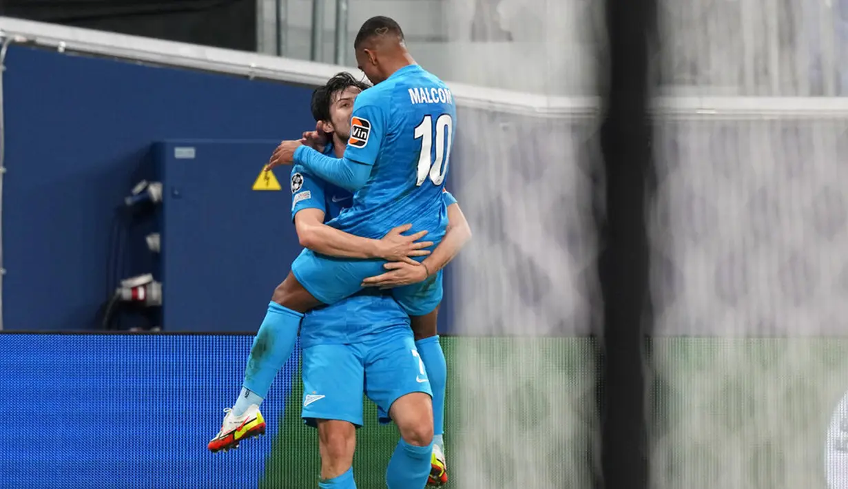 Pemain Zenit St. Petersburg Serdar Azmoun (kiri) melakukan selebrasi dengan Malcom usai mencetak gol ke gawang Chelsea pada pertandingan sepak bola Grup H Liga Champions di Gazprom Arena, St.Petersburg, Rusia, 8 Desember 2021. Pertandingan berakhir dengan skor 3-3. (AP Photo/Dmitry Lovetsky)