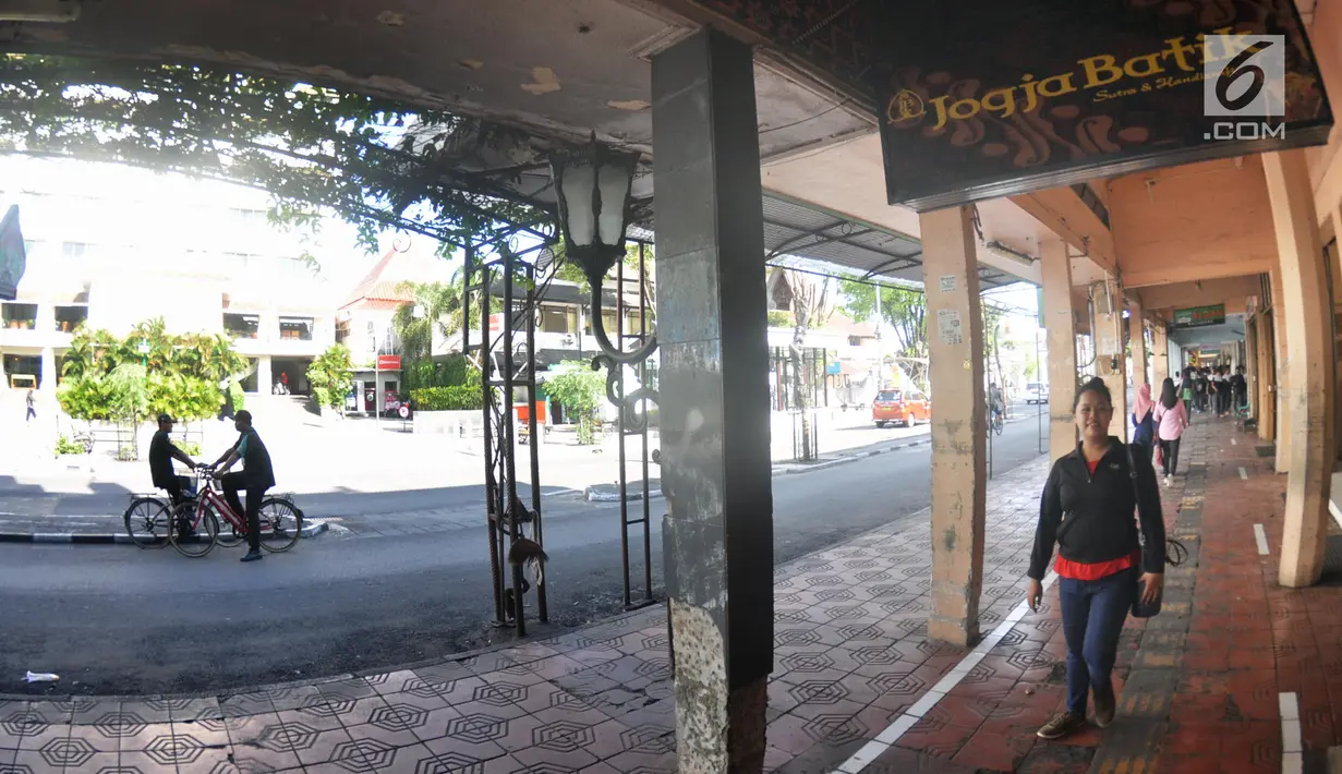 Wisatawan berjalan di kawasan wisata Malioboro, Yogyakarta, Selasa (31/10). Pemerintah Provinsi DIY meliburkan aktivitas pedagang kaki lima, seniman jalanan, andong dan becak di sepanjang Jalan Malioboro setiap 35 hari sekali. (Liputan6.com/Gholib)