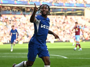 Pemain Chelsea, Raheem Sterling, melakukan selebrasi setelah mencetak gol ke gawang Burnley pada laga pekan ke-8 Premier League 2023/2024 di Stadion Turf Moor, Sabtu, (7/10/2023). The Blues menang dengan skor 4-1. (AFP/Oli Scarff)