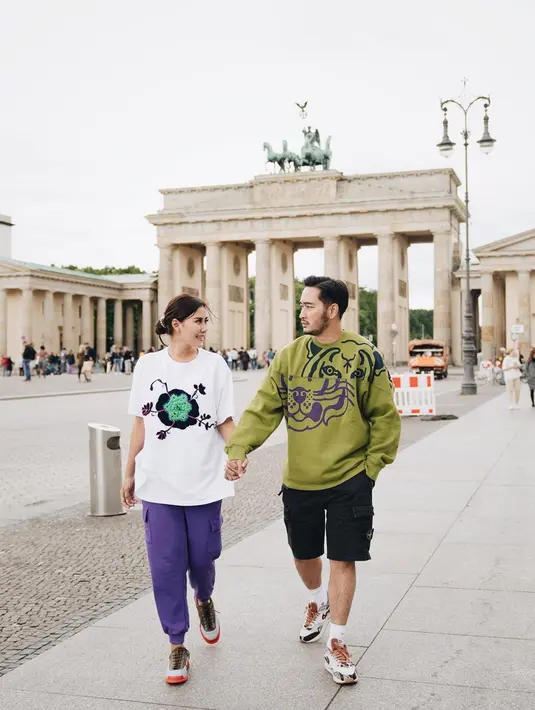 Selain menonton konser, Syahnaz tampak menyusuri keindahan jalanan Jerman. Tampil mesra dengan Jeje Govinda, keduanya terlihat seperti remaja yang belum memiliki anak. Banyak netizen yang dibuat baper dengan kemesraan mereka.
(Liputan6.com/IG/@syahnazs)