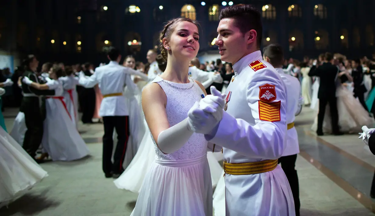 Siswa sekolah militer menari selama pesta tahunan Cadet Ball di Moskow, Rusia, Selasa (17/12/2019). Cadet Ball menghidupkan kembali kemegahan Kekaisaran Rusia. (AP Photo/Alexander Zemlianichenko)