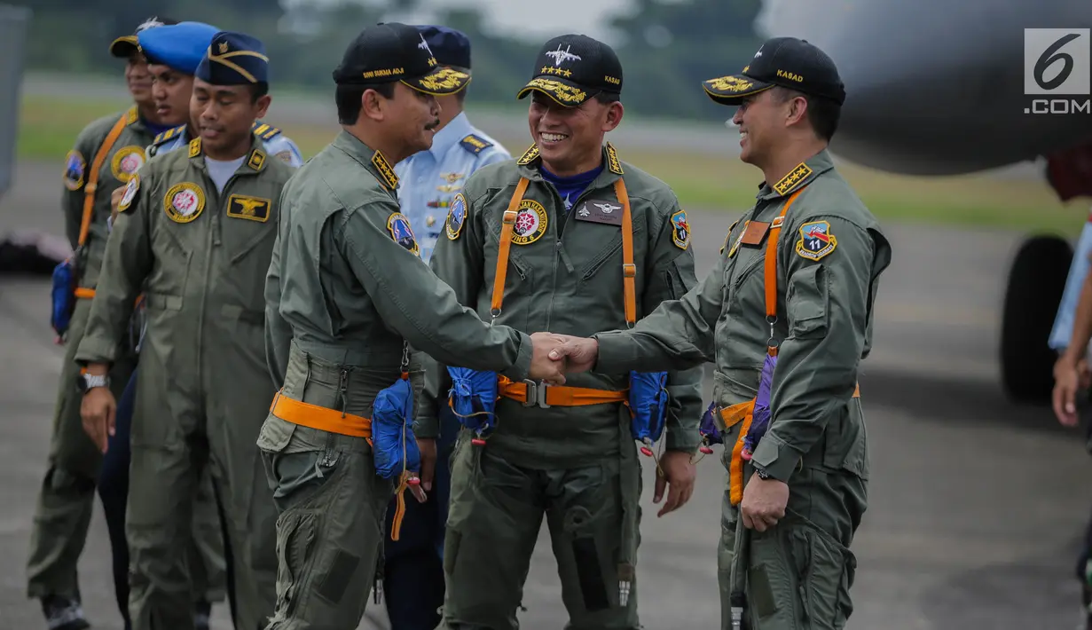 KSAL Laksamana TNI Siwi Sukma Adji (kiri) bersalaman dengan KSAD Jenderal TNI Andika Perkasa (kanan) disaksikan KSAU Marsekal TNI Yuyu Sutisna (tengah) saat menerima Wing Penerbang Kehormatan di Lanud Halim Perdanakusuma, Jakarta, Jumat (5/4). (Liputan6.com/Faizal Fanani)