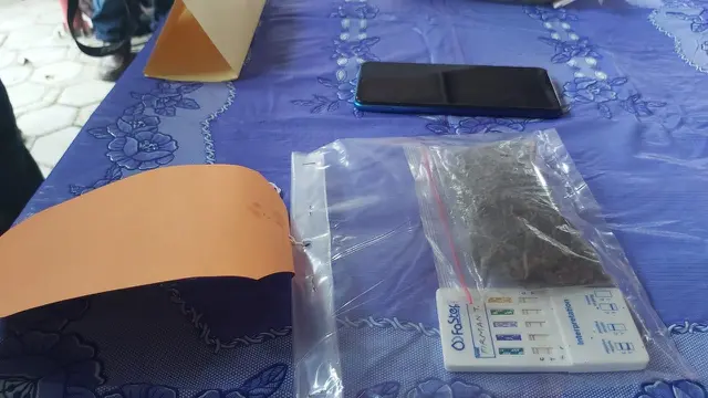 Barang bukti ganja kering dan hasil tes urine milik FT, anggota DPRD Kabupaten Grobogan. (Foto: Liputan6.com/Felek Wahyu)