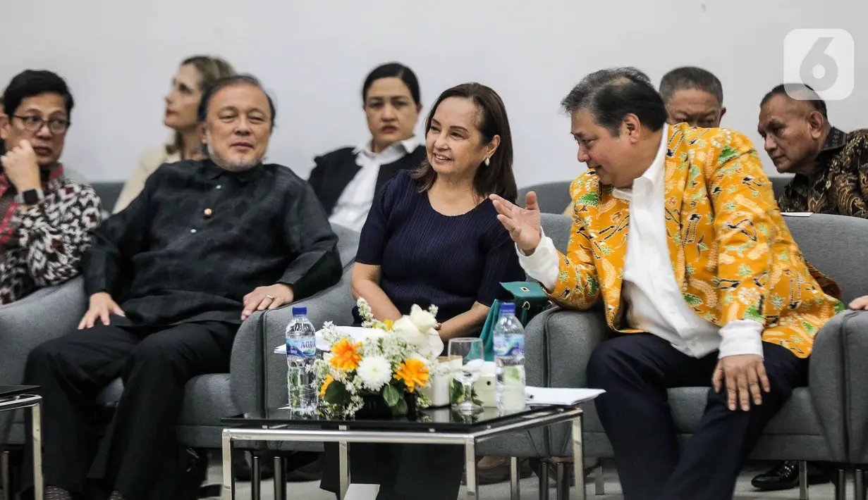 Kehadiran Gloria di kantor partai beringin tersebut untuk menyampaikan dan membagikan pengalaman kepada kader muda Golkar Institute. (Liputan6.com/Faizal Fanani)