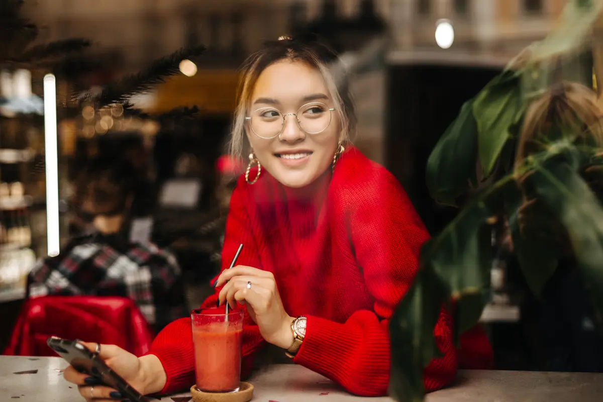 perempuan dan bahagia apa adanya