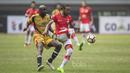Gelandang Persija, Rohit Chan, berusaha melewati gelandang Mitra Kukar, Mohamed Sissoko, pada laga Liga 1 di Stadion Patriot, Bekasi, Minggu (14/5/2017). Kedua tim bermain imbang 1-1. (Bola.com/Vitalis Yogi Trisna)