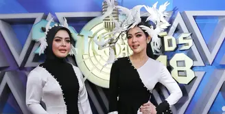 Penyanyi Syahrini dan adiknya Syaharani turut memeriahkan acara SCTV Music Awards 2018  yang digelar tadi malam dari Studio Emtek City, Daan Mogot Jakarta Barat. (Adrian Putra/Bintang.com)