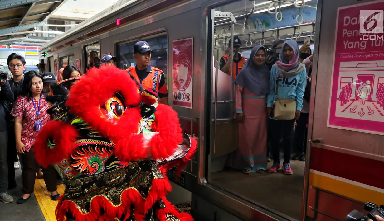Barongsai menghibur penumpang kereta api di stasiun Jakarta-Kota, Selasa (5/2). Di Tahun Baru Imlek ini PT KAI menghadirkan hiburan Barongsai serta meluncurkan KMT tematik dan pemberian fortune cookies bagi pengguna jasa KRL. (Liputan6.com/Johan Tallo)