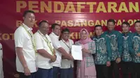 Pasangan Haru Suandharu-Dhani Wirianata serahkan berkas pendaftaran kepada Komisi Pemilihan Umum (KPU) Kota Bandung, Rabu, 28 Agustus 2024. (Dok. KPU Kota Bandung).