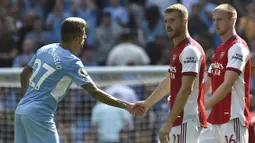 Barisan belakang Arsenal pun menjadi sorotan karena dalam pertandingan kali ini Arsenal menurunkan lima bek sekaligus untuk meredam serangan Manchester City. (Foto: AP/Rui Vieira)