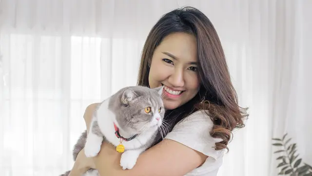 perempuan pencinta kucing
