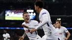 Bek Tottenham Hotspur, Kieran Trippier, merayakan gol yang dicetak oleh Dele Alli ke gawang Real Madrid pada Liga Champions di Stadion Wembley, London, Rabu (1/11/2017). Tottenham Hotspur menang 3-1 atas Real Madrid. (AFP/Adrian Dennis)