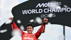 Pembalap MotoGP asal Spanyol dari Tim Ducati Lenovo, Marc Marquez merayakan gelar juara dunianya di podium setelah balapan MotoGP Grand Prix Jepang di Mobility Resort Motegi, Motegi, Prefektur Tochigi, pada Minggu 28 September 2025. (Toshifumi KITAMURA/AFP)